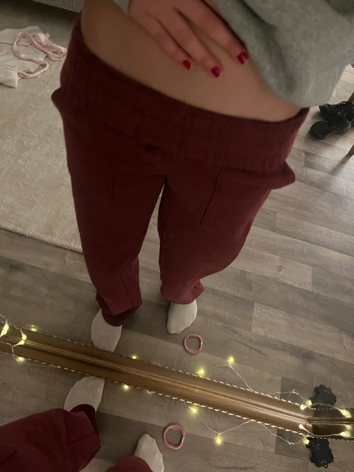 Vinröda mjukisbyxor med snörning