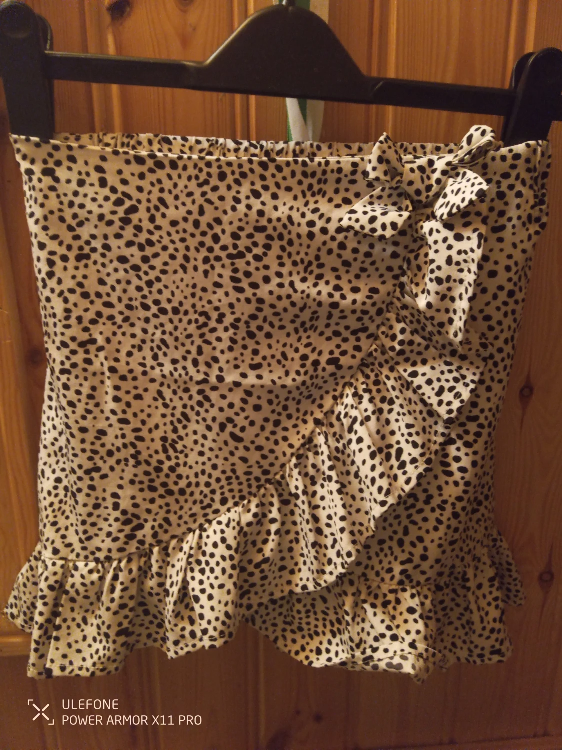 Prickig kortkjol med volang och rosett - 1