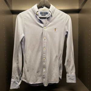 Ralph Lauren Skjorta - Ralph Lauren Skjorta i storlek S men passar XS | Modell: Knit Oxford | Nypris: 1199 | Mitt pris: 399 men är ej hugget i sten | Tveka ej på att skriva vid frågor eller funderingar☺️