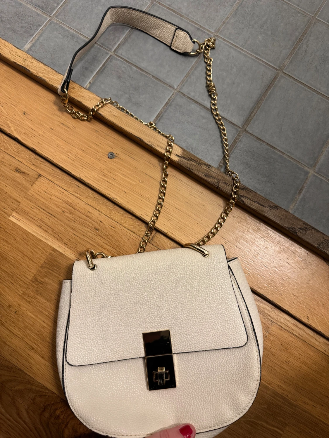 Vit axelväska med guldkedja