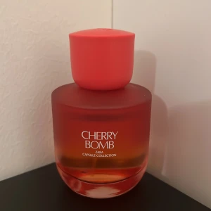 Zara Cherry Bomb parfym - Cherry Bomb från Zara Capsule Collection. En snygg parfym med modern design som sticker ut i samlingen. Perfekt för dig som vill ha något unikt och trendigt.