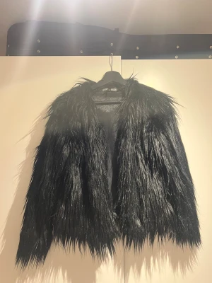 Pälsjacka - Svart pälsjacka från Gina tricot strl M. Sparsamt använd🩷