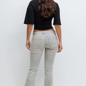Grå jeans storlek 36 - Snygga grå low waist Perfect Jeans från Gina Tricot i storlek 36. Knappt använda 