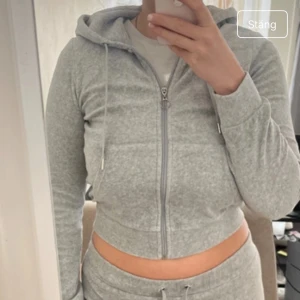 Velour set - Snyggt och skönt velour set från Gina, använda fåtal gånger! Dvs 1-2 ggr så i väldigt bra skick. Kan behöva en tvätt då de är lite smutsiga nedtill på byxorna men absolut inget som syns eller som inte går bort i tvätten. Strl M i tröjan och storlek L i byxorna. Bilderna är tagna från min Vinted.