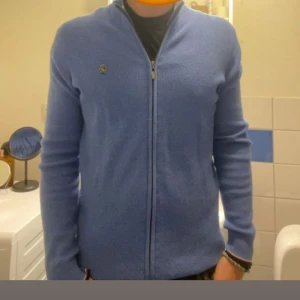 Zip tröja - Säljer en stilren blå kofta med fullzip