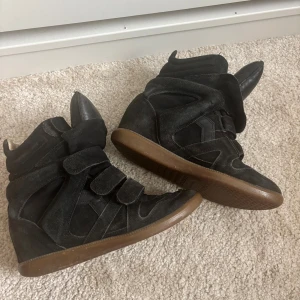 Svarta Isabel marant  - Svarta Isabel marant, dom är tyvärr väldigt slitna 🫶🏽insidan på skosulan är väldigt sliten💞skriv gärna om du har några frågor 