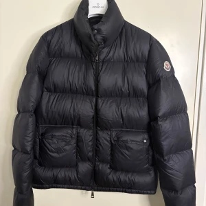 Moncler Lannic Dunjacka - Moncler Lannic Dam, svart. Storlek 3 passar S/M. Nyare modell, nypris 12 000kr.