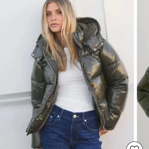 Grön pufferjacka från Nelly  - Säljer denna populära och slutsålda mörkgröna pufferjacka med huva och dragkedja. Jackan har en quiltad look och är perfekt för kalla dagar. Snygg och trendig modell som ger en cool vibe till din outfit. Prislapp kvar då jag aldrig använt den!💓