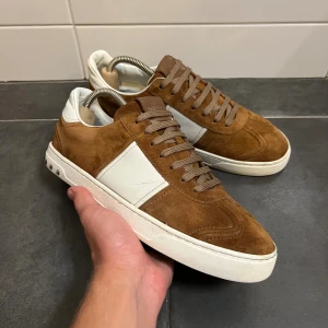 Valentino Flycrew - Tja, säljer nu dessa sjukt feta Valentino Flycrews||Skick 9/10 finns lite små tecken på användning och en nit saknas||Färg Brun||Storlek 42 passar även 43||Bara skorna medföljs vid köp||Om du har några frågor eller funderingar är det bara att höra av sig, allt gott MolérCloset🙌