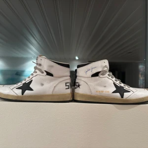 Golden Goose vita high-top sneakers - Säljer ett par golden goose Wiener edition skor med ett 10/10 skick. Använt snorna endast en gång och därefter har jag låtit dem stå. Perfekt att köpa nu inför vintern då dessa håller värme väldigt bra! Allt og ingår så ara att skriva vid minsta fundering och pris kan diskuteras. 😇