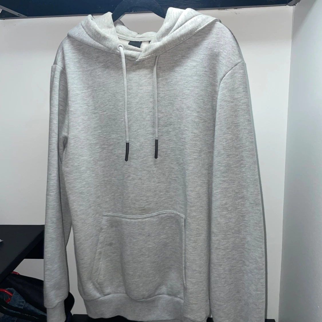 Grå hoodie 