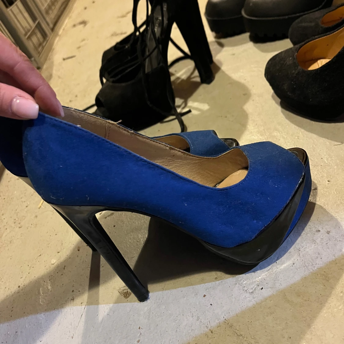 Blåa pumps med platå och öppen tå - 1