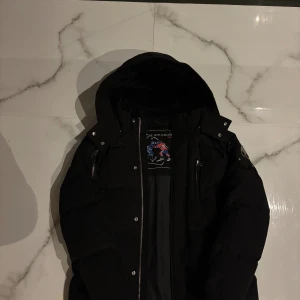  Moose Knuckles jacka  - Säljer en varm och fin moose knuckles jacka i storlek xs. Den är knappast använt och är perfekt nu till vintern.