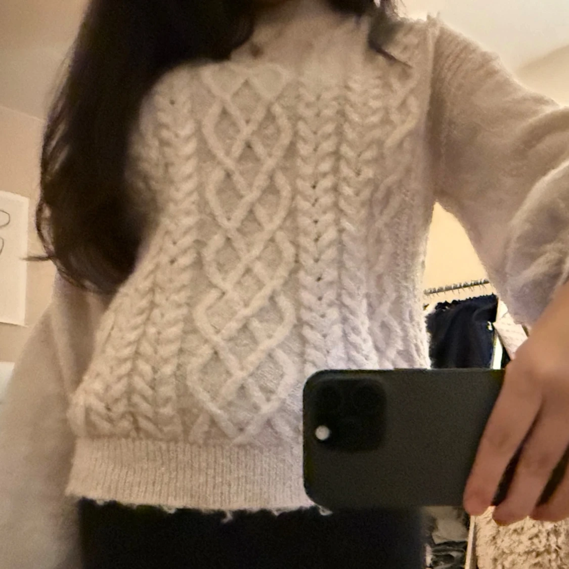 Beige stickad tröja med flätmönster