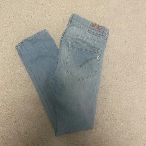 DonDup George  - Säljer ett par feta ljusblåa Dondup George. De är i storlek W34 men passar bättre till dig som bär runt W33. De har inga defekter eller slitningar och är i väldigt bra skick! Dessa är perfekt inför vintern då de passar till iprincip vad som helst. Hör av er vid intresse!