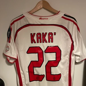 Ricardo kaká Ac Milan bortaställ 2006/07 - Ett äkta Ac Milan ställ från 2006 i helt nytt skick med trycket Kaká på ryggen. Andvänt 1 gång, perfekt för dig som gillar att samla på sig fotbollströjor eller vill ha ett av de mest ikoniska ställen någonsin