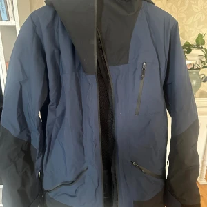 Mörkblå skidjacka från Everest - Tunnare mörkblå skidjacka från Everest. Superfint skick och knappt använd.