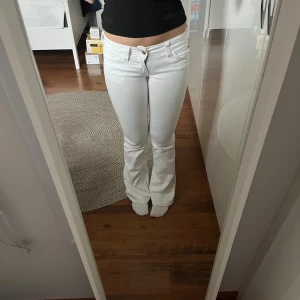 Vita bootcut jeans med låg midja - Snygga vita jeans i bootcut-modell med låg midja. Färgen är helt slutsåld på hemsidan! Storlek 26/32 och passar mig som är 168 cm.