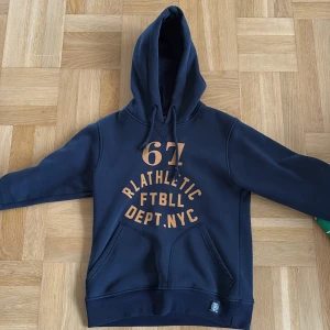 Ralph-Lauren hoodie - 🙌säljer nu denna sjukt feta raffe hoodieni storlek S🙌.                                                                   Har du några frågor är det bara skriva🤗