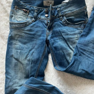 Blå jeans från LTB med slitningar - Snygga blå jeans från LTB! Köpt här på plick💕w26 L32.  Passar mig som är 168cm