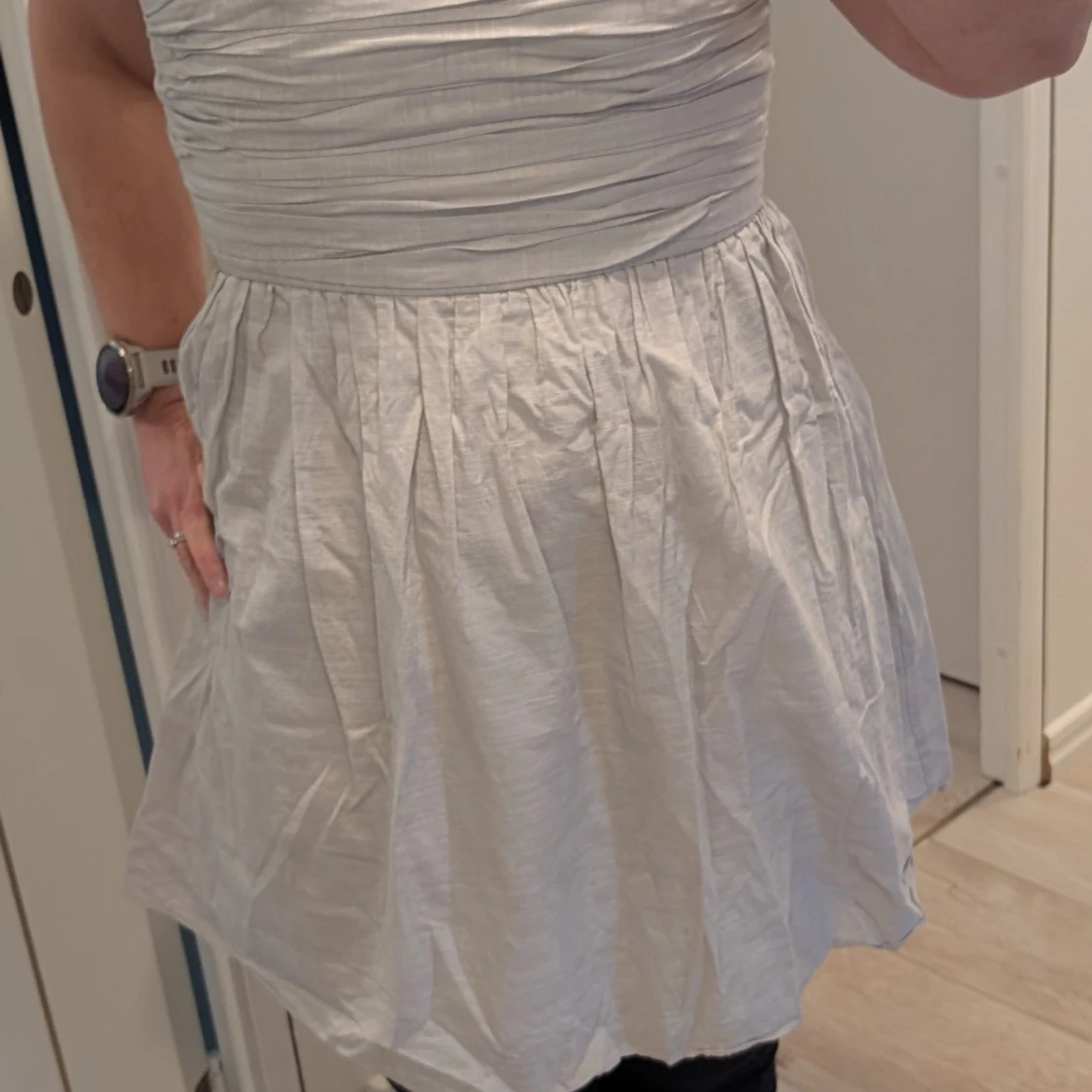 Ljusgrå kort klänning med dragkedja