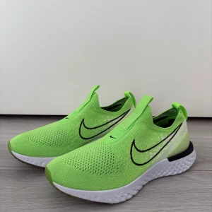 Nike running shoes - NIKE EPIC PHANTOM REACT FLYKNIT Malli: CJ0173-300 Koko: 39 Ovh: noin 170e  Erinomaiset vapaa-ajalle. Nauhattomat kengät.  Kengät juuri pesty.  Postitus/nouto
