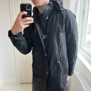 Hugo boss field jacket L - Hugo boss field jacket L, inga defekter men är använd. Skön logga på axeln, storlek 50 vilket motsvarar ungefär L. Modellen är 180,75 kg! 