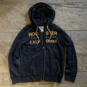 Hollister kofta -  Skön vintage hollister kofta! St S! Hör av dig vid ytterligare frågor! Mvh Henry 
