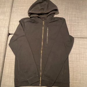 Sail racing tröja  - Säljer denna fina sail racing tröjan nu pågrund av att den inte passar mig längre den är i storlek 176cm som motsvar storlek S. Modellen säljs inte längre med det svarta märket på bröstet men en liknande kostar runt 1000kr. Har du frågor eller vill ha fler bilder tveka inte på att höra av dig