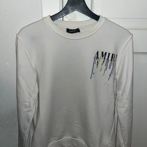 Amiri tröja - Hej, säljer nu min amiri tröja som nästan är helt oanvänd, den är till salu eftersom den knappast kommer till användning. Passformen är perfekt och den har inga defekter osv, skick: 9/10. Tveka inte att höra av dig vid intresse😃
