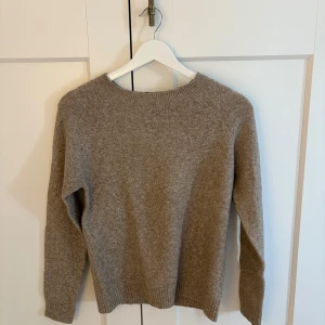 Beige stickad tröja från Vero Moda - Mysig beige stickad tröja från Vero Moda i storlek XS. Tröjan har rund halsringning, långa ärmar och ribbade muddar vid ärmslut och nederkant. Perfekt för lager-på-lager och chill höst- eller vinterstil.