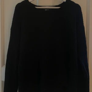 Svart stickad tröja från Gina Tricot - En svart stickad tröja från Gina Tricot i storlek S. Väl använd men fortfarande i fint skick, tröjan är lite nopprig bara, se bild 2🌼