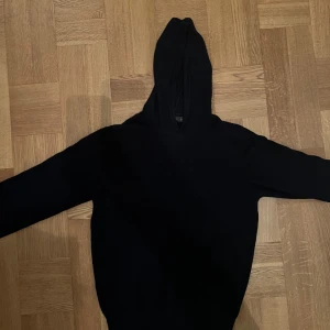 Mörkblå kashmirhoodie Oscar Jacobson - Mörkblå kashmirhoodie från Oscar Jacobson, tillverkad i Italien. Klassisk modell med rund hals och ribbade muddar. Lite nopprig längst ut på ärmen men inget som syns om man inte tittar mycket noggrant. Med tanke på nypriset är mitt pris mycket bra och fortfarande mycket fin kvalitet på tröjan.👊✅