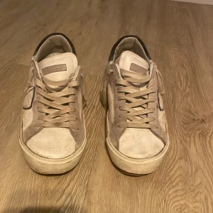 Phillipe model 41 - Är ett par phillipe model  i en snygg färg och skit sköna storleken är 41 men passar 42. Det är nice sko att använda hela året runt. Sulan har dock på vänster skon släppt lite och är som ett litet hål därför är priset så lågt skulle säga att detta är en riktig deal