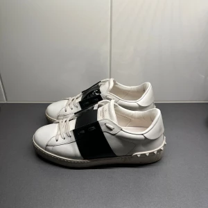 Valentino skor - Svarta valentino skor i storlek 39 men passar även 40. Skorna är i bra skick och kommer med dustbag. 