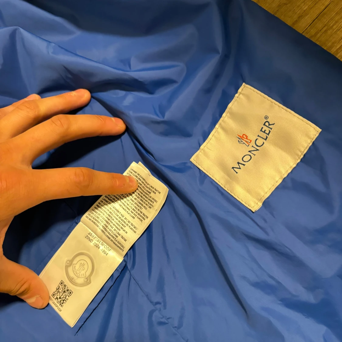 Blå vindjacka från Moncler med huva - 3