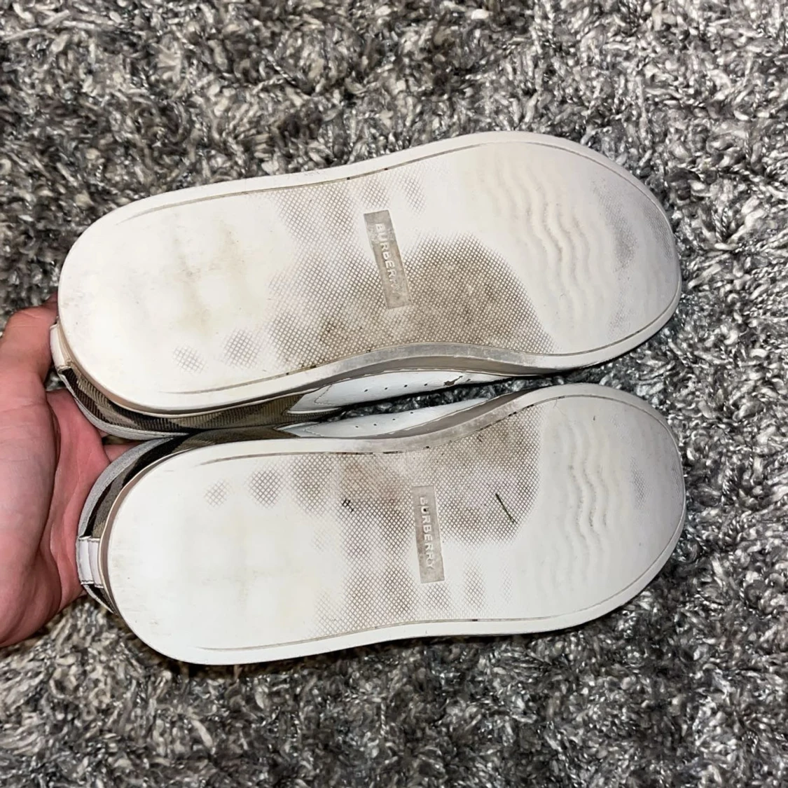 Burberry vita sneakers med rutiga detaljer - 1