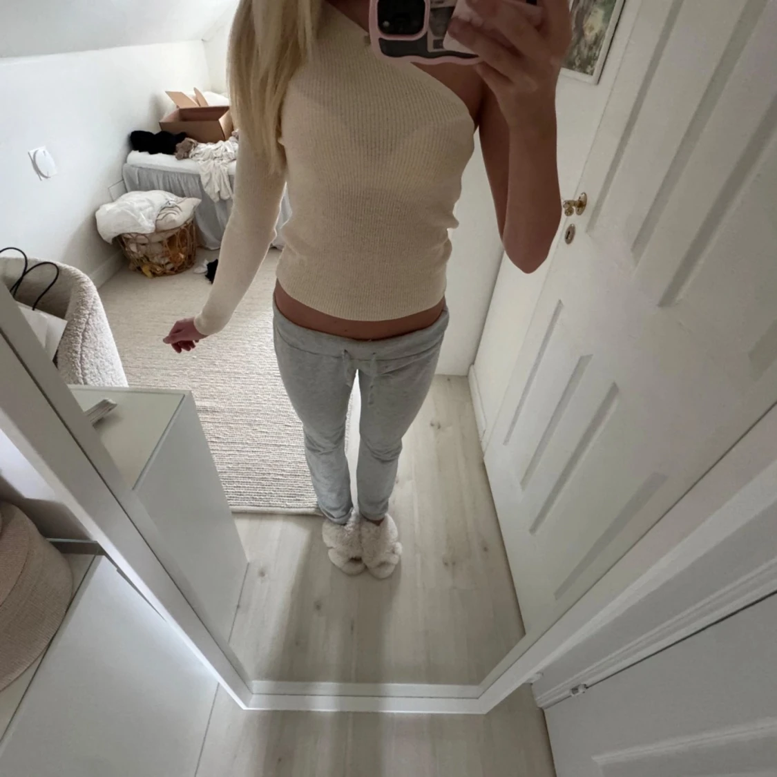 Beige ribbad oneshoulder topp