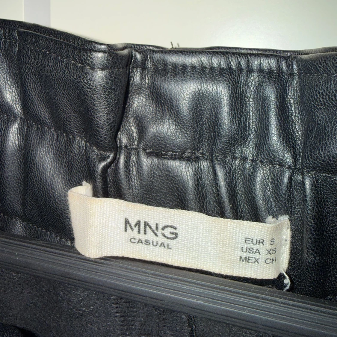 Svarta skinnbyxor från MNG Casual - 3
