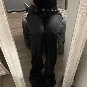 Jeans low waist - Mörkgråa jeans low waist som nya.