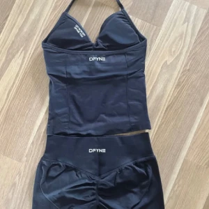 DFYNE set  - DFYNE set svart storlek L i två delar sitter mer som M.