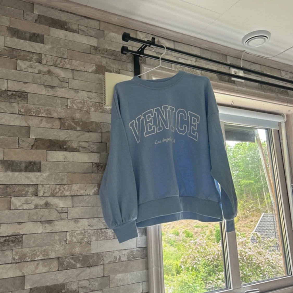 Blå sweatshirt VENICE från H&M