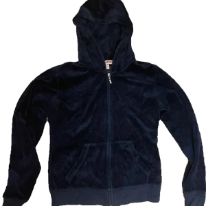Mörkblå hoodie Juicy Couture - Säljer en mörkblå hoodie från juicy couture. Paljettryck på baksidan samt juicy couture text. 