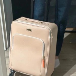 Don Donna reseväska - Bagi  - Don Donna reseväska och maxibag. Väskan är inte använd, däremot är reseväska använd en gång. Lite nopprig framsid, därav priset. 