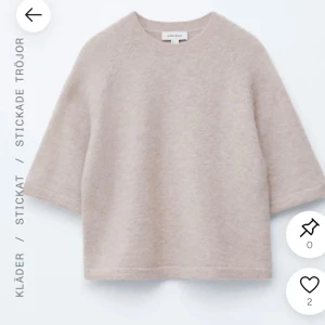 Beige stickad tröja från & Other Stories - Supermjuk beige stickad tröja från & Other Stories med rund hals och trekvartsärm. Perfekt för lager-på-lager och enkel att styla till olika outfits. Tröjan har en avslappnad passform och är i ett fluffigt material.