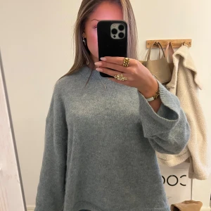 Ljusblå finstickad tröja - Superfin ljusblå stickad från H&M premium collection. Inga noppror eller syn på användning. Storlek S men passar även M. 