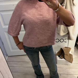 Trekvartsärmad stickad tröja - Jättefin trekvartsärmad från &otherstories. 