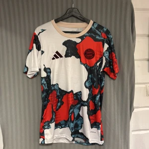 FC Bayern München Adidas fotbollströja  - Säljer en FC Bayern München fotbollströja från Adidas. Den är stor i storlek. Den är i storlek S men skulle rekommendera för folk med storlek M