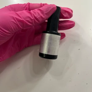 No wipe top coat  - No wipe top coat från nagelgiganten, säljer då den luktar väldigt starkt men inget fel på produkten. Oklart hur mycket de finns kvar. Uv lampa behövs till den