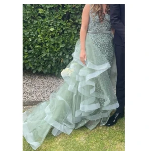 Festklänning  - Säljer min fina festklänning i storlek 36 som är i bra skick. Kan skicka fler bilder vid intresse💚